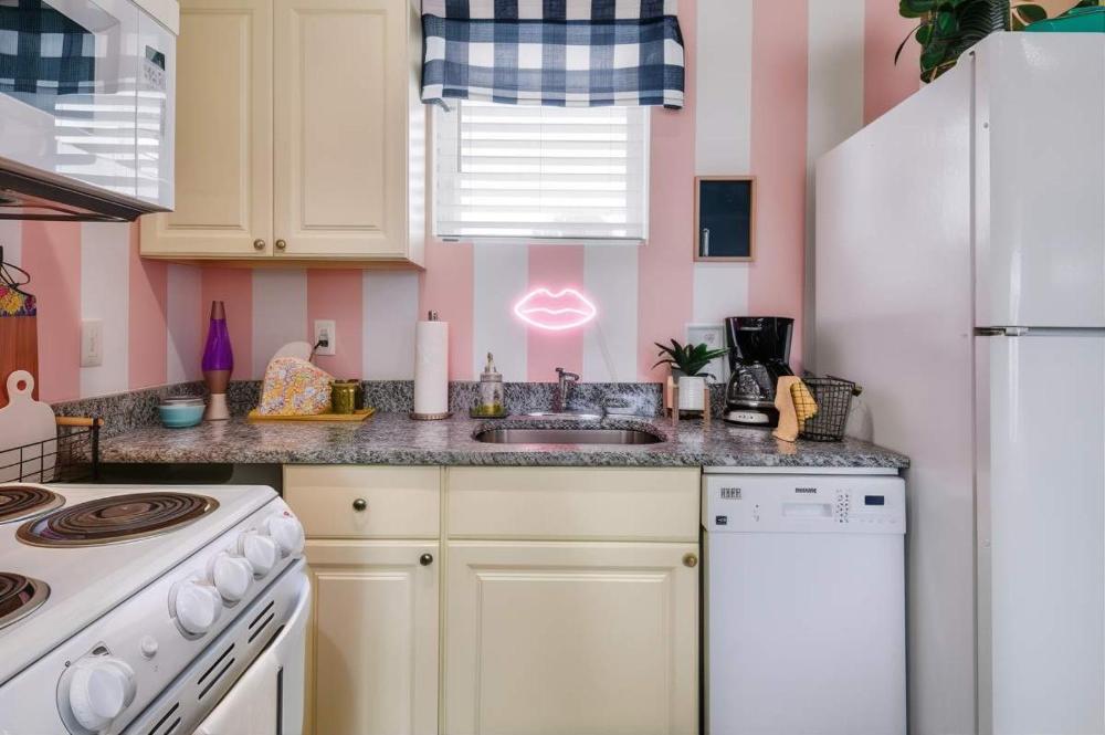 New 4 Bedroom Apt near DT Walk to restaurants